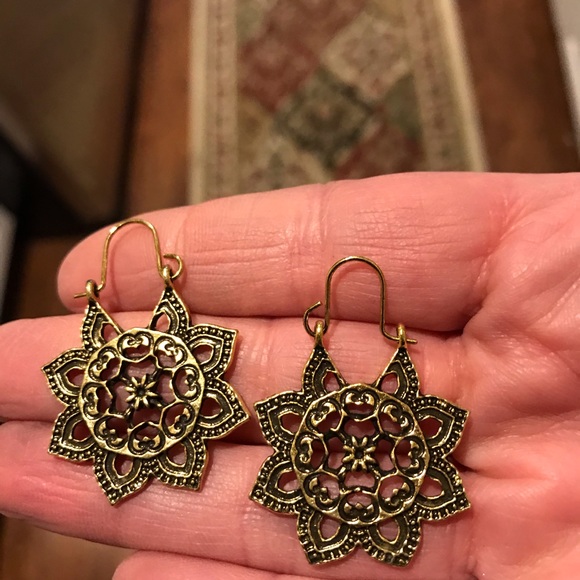 Bohemian dainty mandala wire dangle earrings - Picture 5 of 7